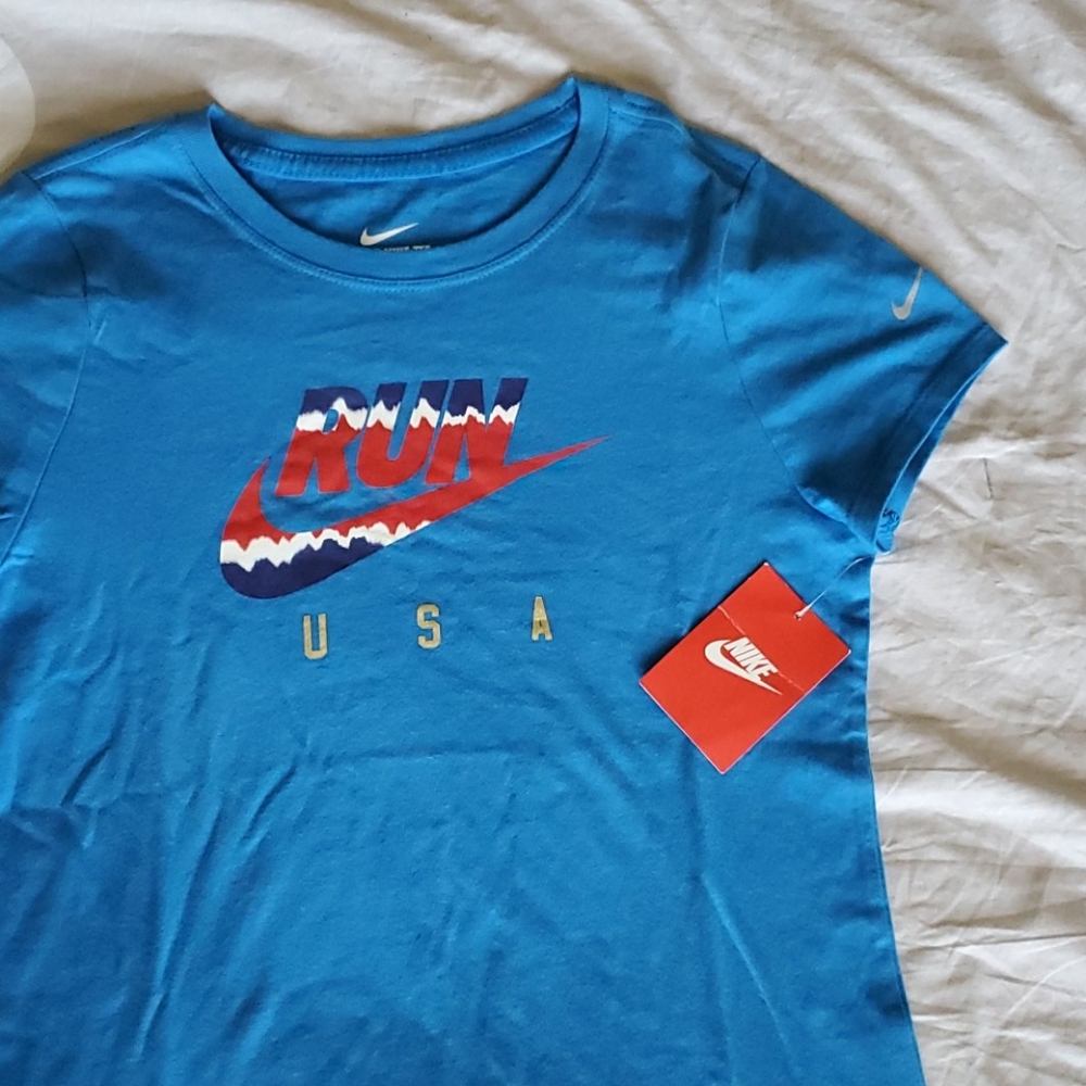 New Girls Nike tee. L